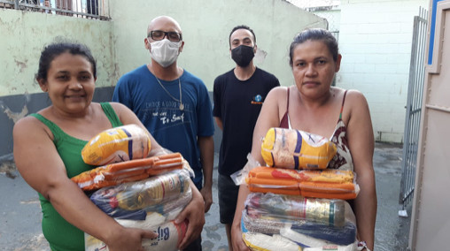 Doações de refrigerados reforçam cestas básicas