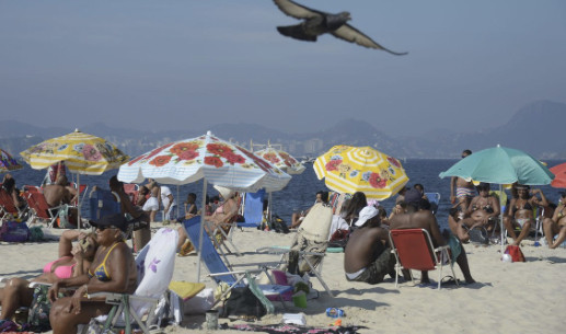 Feriadão e tempo bom lotam praias