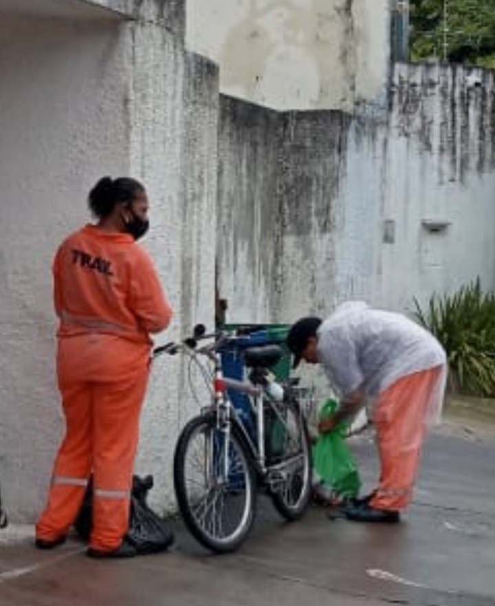 Nem todo coletor de lixo tem capa de chuva. Alguns têm a de R$ 1, diz munícipe