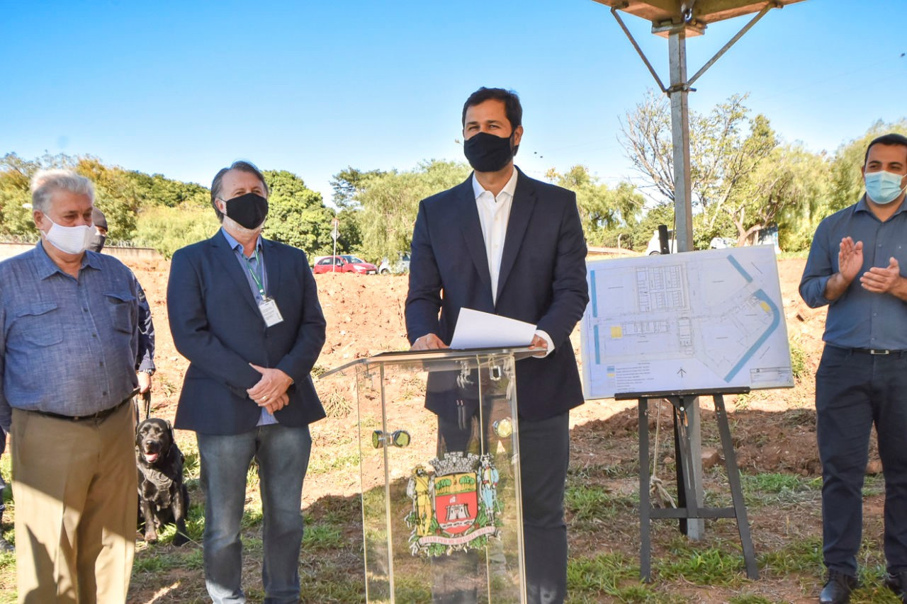 Sem salários, trabalhador vai deixar aluguel para morar na obra do Canil da GM. Com esposa e filha