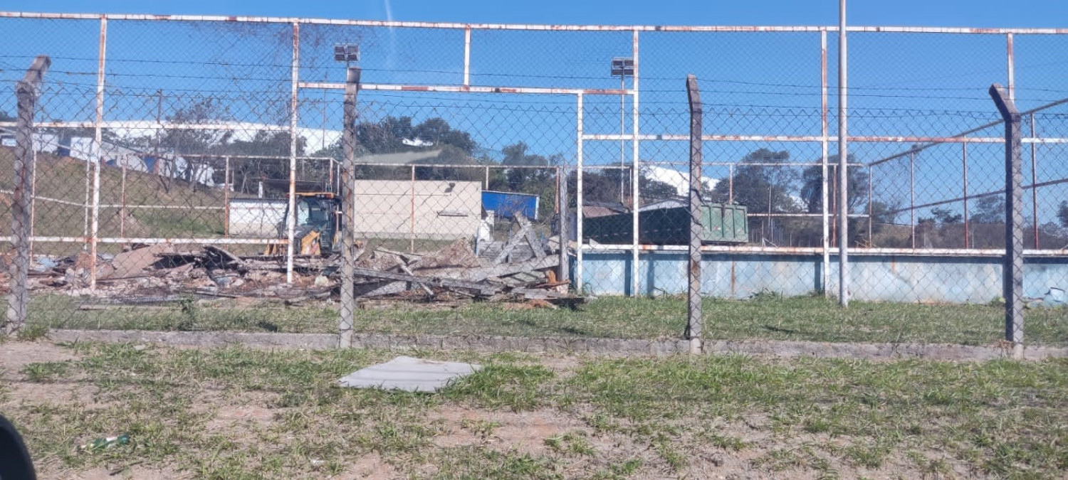 Para munícipe, vereadora Quésia pede e Adilson Rosa manda máquina para obra particular