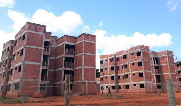 Há 16 anos em vigor, lei ainda não foi cumprida integralmente. Os imóveis até foram construídos, mas, houve desvio de destinatários. Moradores do Jardim São Camilo foram acertadamente contemplados, vez que precisavam sair das áreas de risco, onde houve registro de várias mortes por deslizamento de terra