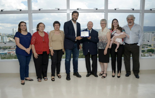 Médico jundiaiense, o mais antigo em atividade no Brasil, é homenageado