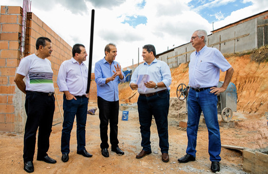 Haddad e prefeito de Itupeva visitam obra de UBS