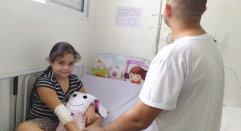 Crianças internadas recebem carinho em forma de naninhas