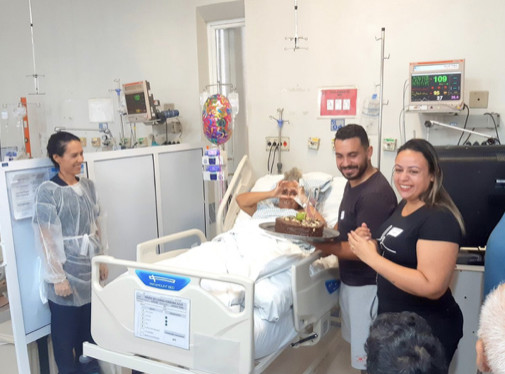 Paciente de UTI ganha festa-surpresa de aniversário